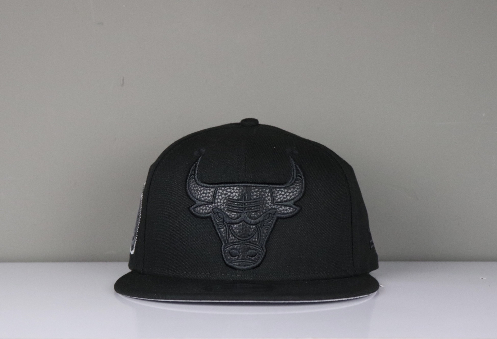 NÓN SNAPBACK BULLS ĐEN LOGO DA