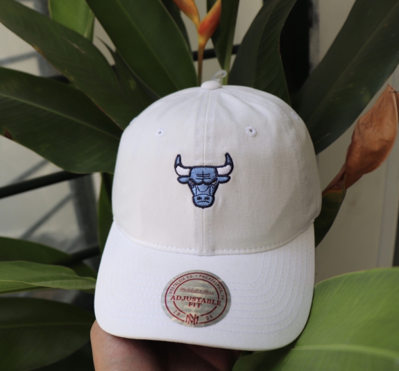 Nón cong Mitchell and ness bull trắng