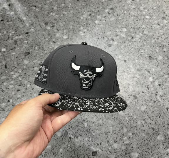NÓN SNAPBACK BULLS XÁM LƯỠI ĐEN CHẤM TRẮNG