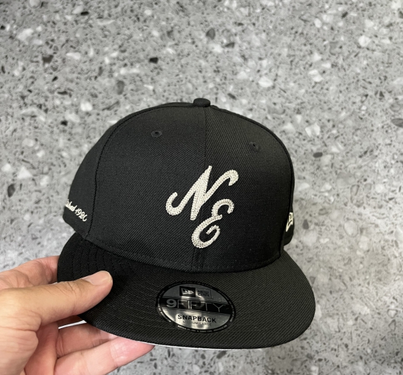 NÓN SNAPBACK NE ĐEN THÊU MÓC