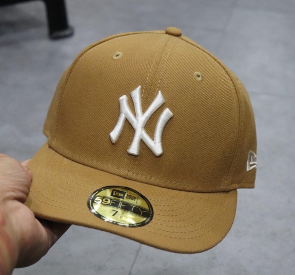 Nón Fitted NY nâu logo trắng 73/8 và 71/2