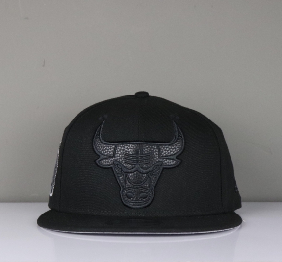 NÓN SNAPBACK BULLS ĐEN LOGO DA