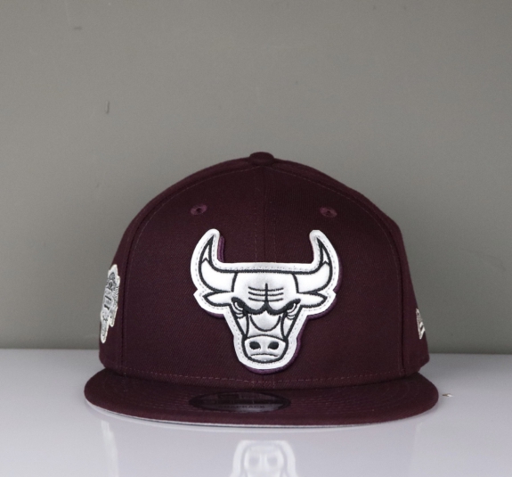 NÓN SNAPBACK BULLS ĐỎ ĐÔ LOGO TRẮNG