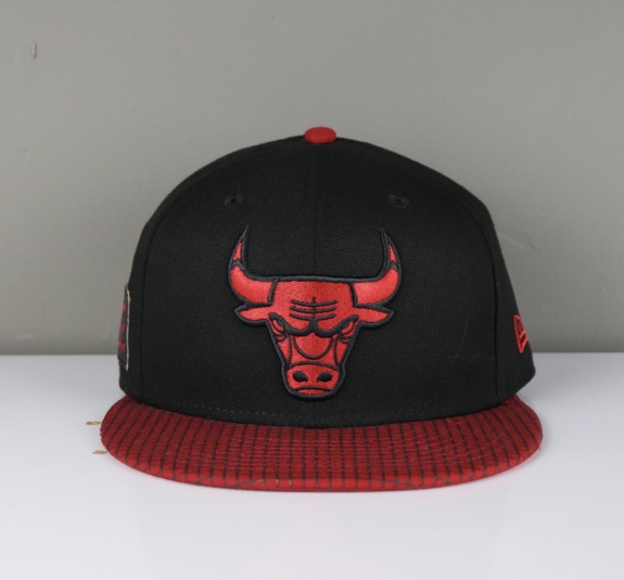 NÓN SNAPBACK BULLS LƯỠI CARO