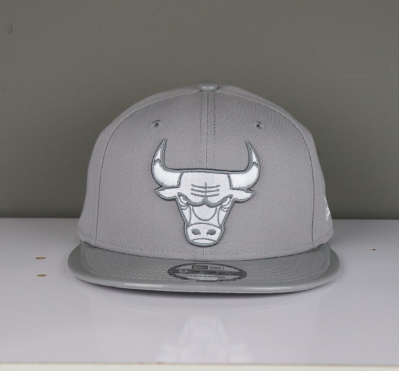 NÓN SNAPBACK BULLS LƯỠI DA XÁM