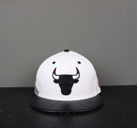 NÓN SNAPBACK BULLS TRẮNG ĐEN BẰNG DA