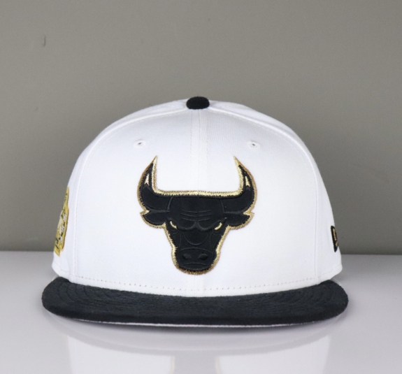 NÓN SNAPBACK BULLS TRẮNG LOGO ĐEN VÀNG