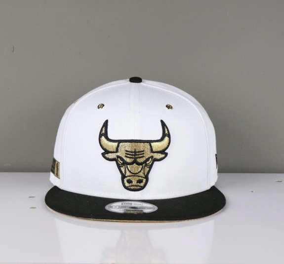 NÓN SNAPBACK BULLS TRẮNG LOGO VÀNG LƯỠI ĐEN