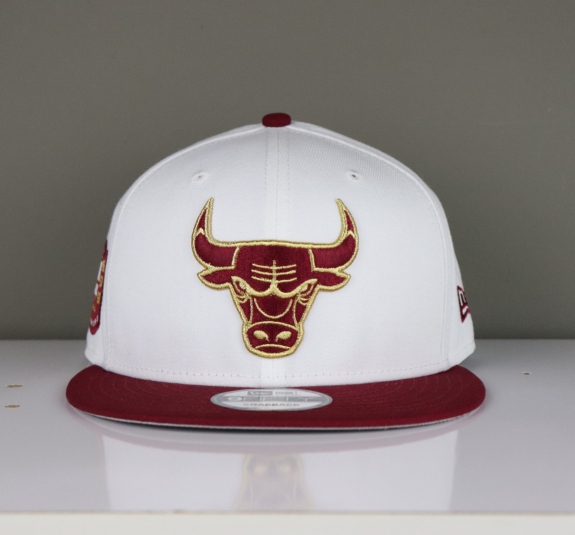 NÓN SNAPBACK BULLS TRẮNG LƯỠI ĐỎ ĐÔ