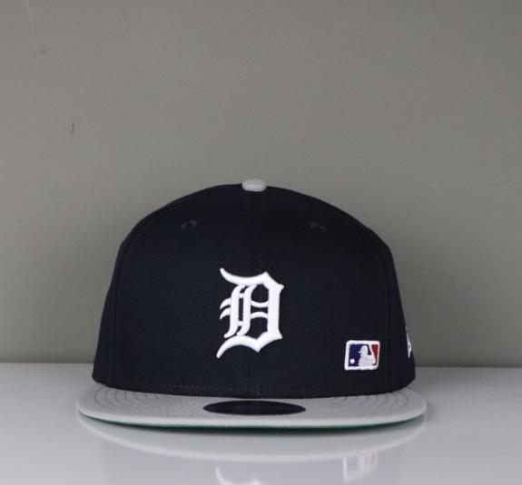 NÓN SNAPBACK D CHỮ PHÍA SAU