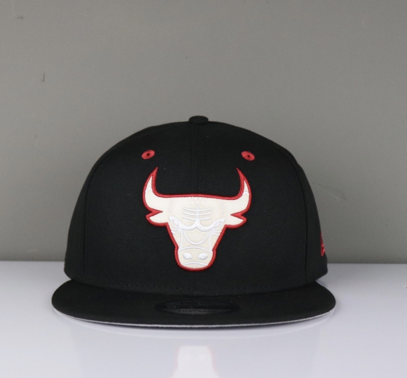 NÓN SNAPBACK ĐEN LOGO TRẮNG VIỀN ĐỎ