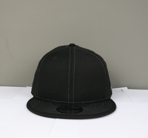 NÓN SNAPBACK ĐEN TRƠN CHỈ VIỀN XÁM