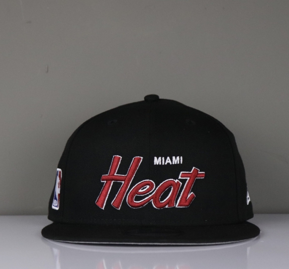 NÓN SNAPBACK HEAT ĐEN CHỮ ĐỎ