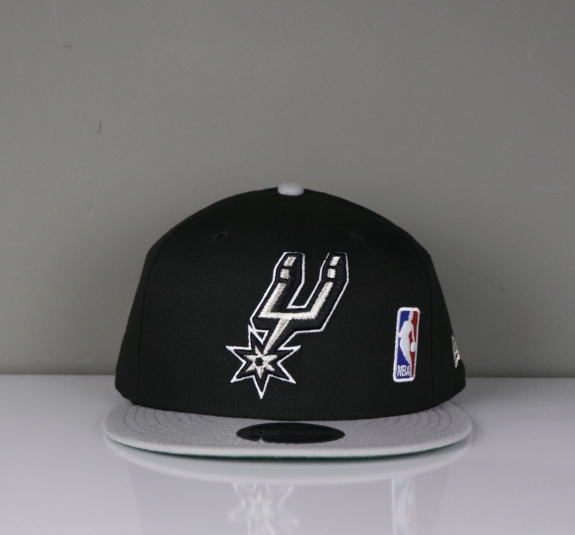 NÓN SNAPBACK SPURS ĐEN CHỮ PHÍA SAU