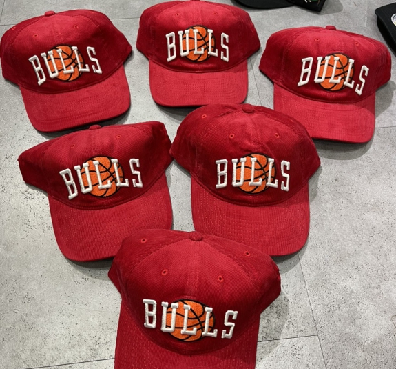 NÓN MN ĐỎ BULLS VẢI NHUNG TĂM