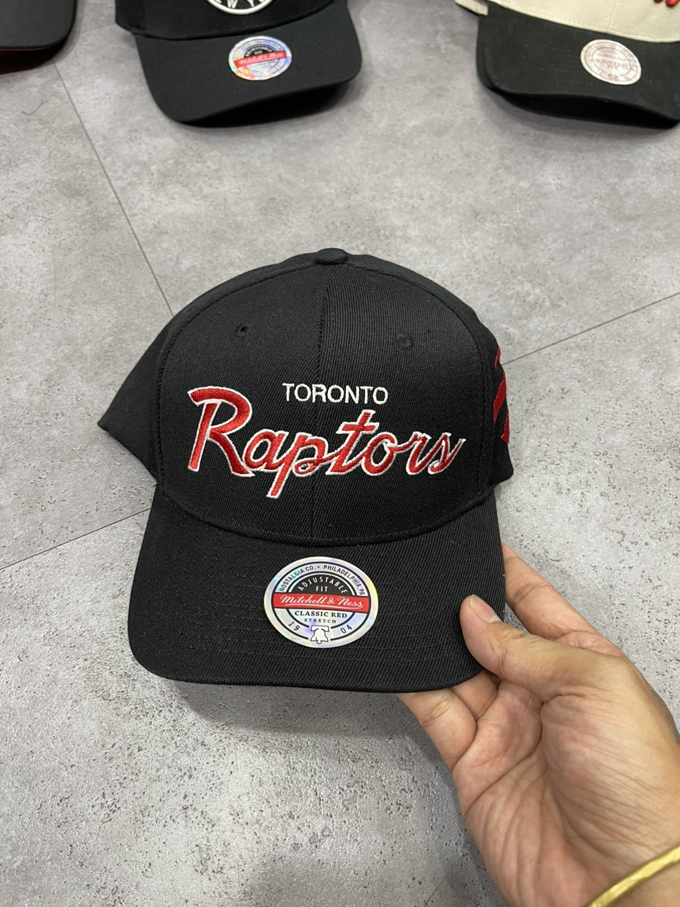 cong MN Raptors đen logo đỏ
